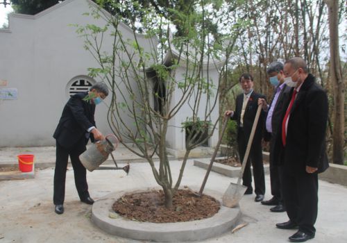 Lãnh đạo Hội Đông y Hà Nội tổ chức trồng cây lưu niệm nhân dịp xuân Tân Sửu