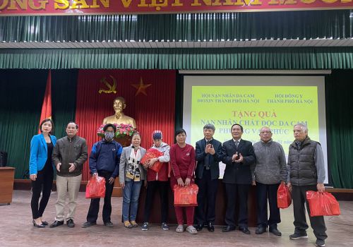 Lãnh đạo Hội Đông y Hà Nội chúc tết và tặng quà Hội Nạn nhân chất độc da cam và Hội Người mù