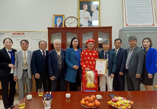 Lãnh đạo Hội Đông y Hà Nội chúc tết và tặng quà các lương y cao tuổi trên địa bàn nhân dịp xuân Tân Sửu 2021